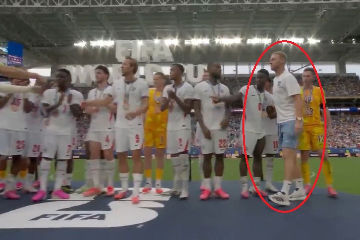 Ovo je potez Mundijala! Pogledajte koga su Englezi doveli na pozornicu i dali mu medalju